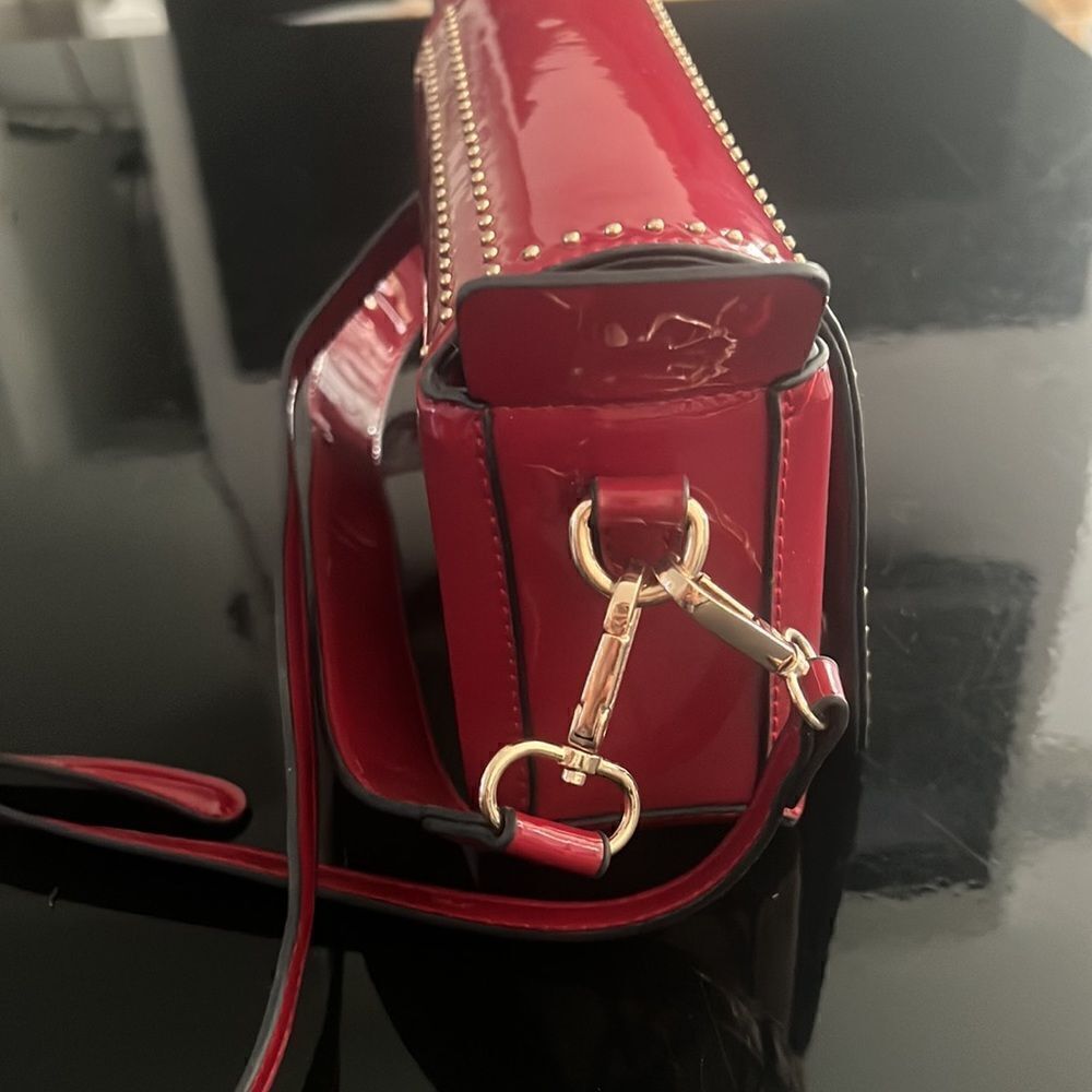 Like New beautiful vegan red pattern crossbody bag - Picture 5 of 11